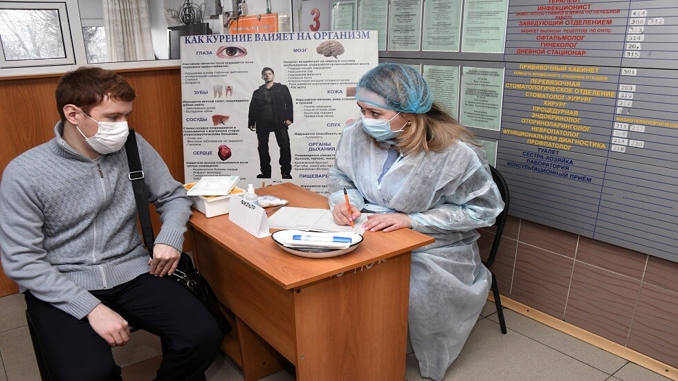 نقل سائح روسي عائد من الصين إلى المستشفى بعد إصابته بضيق التنفس