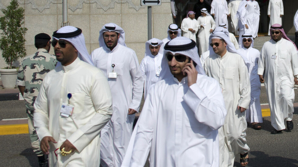 الكويت تقرر إنهاء خدمات 25 ألف وافد
