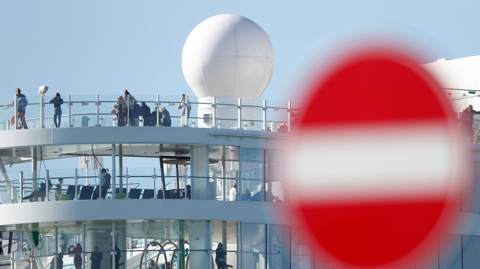 آلاف المسافرين عالقون على متن سفينة إيطالية بسبب شبهات بإصابة 2 منهم بكورونا