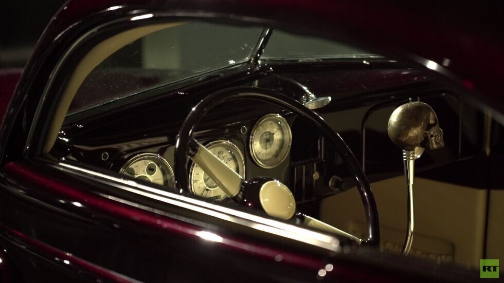 قائد فرقة "ميتاليكا" الموسيقية يعرض مجموعة سياراته القديمة