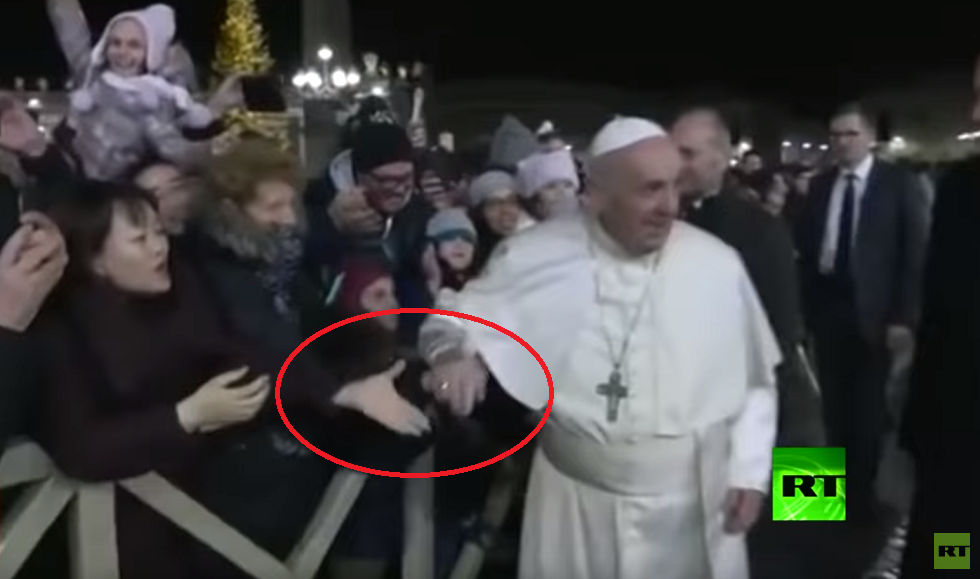 بابا الفاتيكان يعتذر من امرأة بعد أن أثارت غضبه (فيديو)