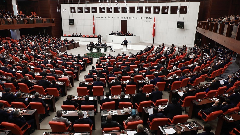 البرلمان التركي يقرّ بالأغلبية مذكرة إرسال قوات تركية إلى ليبيا