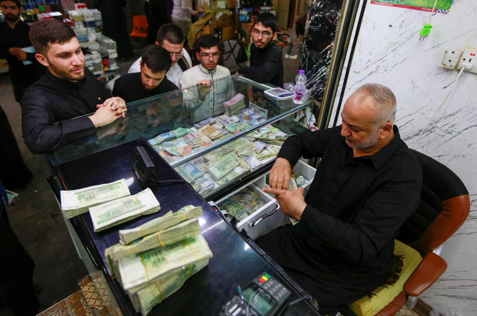 بعد تهديد ترامب بالعقوبات.. مكاتب الصرافة في العراق ترفع سعر الدولار