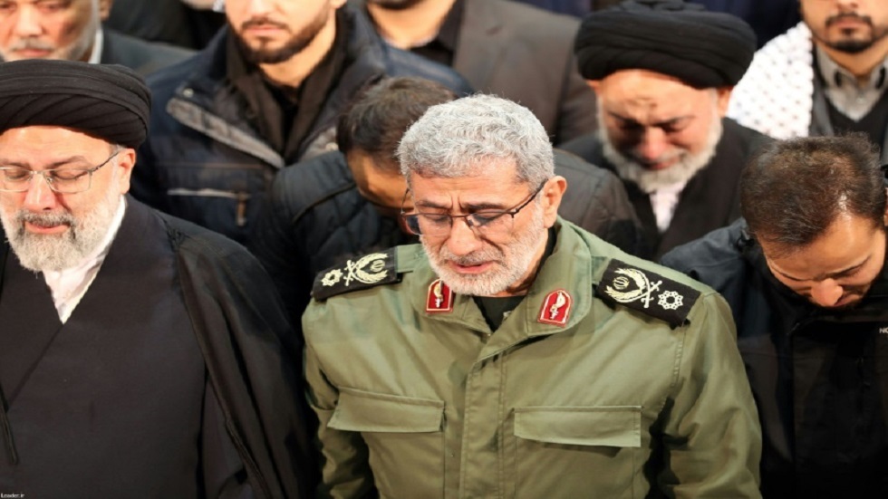 خلف سليماني يظهر جالسا إلى جانب المرشد الإيراني (صور)