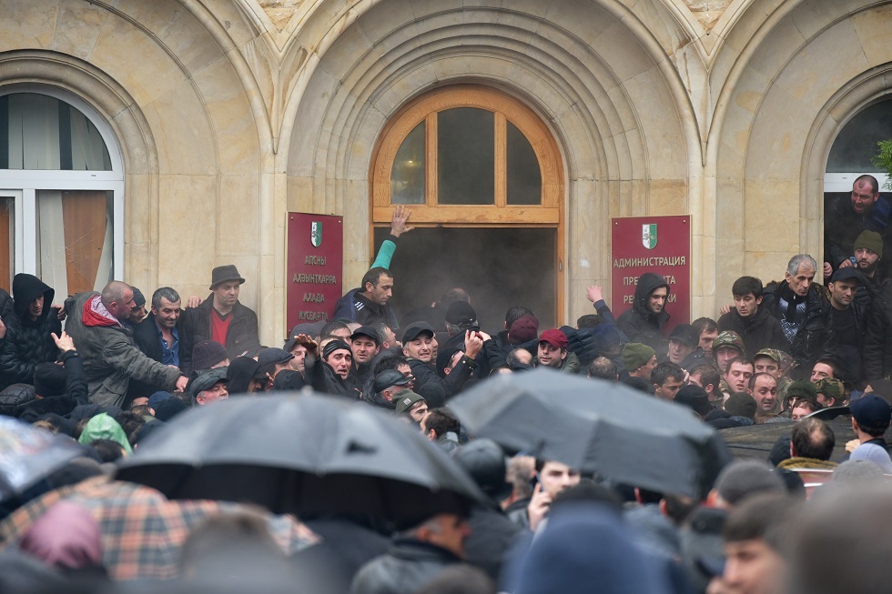 برلمان أبخازيا يدعو الرئيس للاستقالة على خلفية الاحتجاجات واقتحام مكتبه
