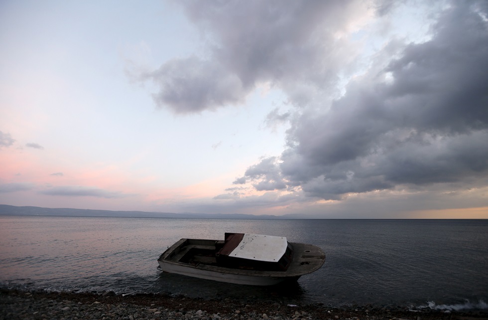 مصرع وإنقاذ عشرات المهاجرين جراء غرق قاربهم قبالة جزيرة يونانية
