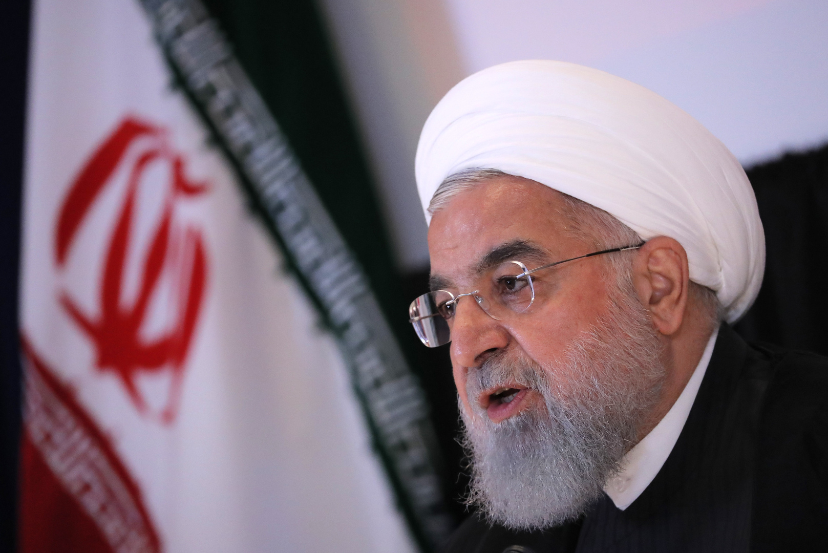 مصدر إيراني معلقا على أنباء استقالة روحاني: منذ الصباح في مكتبه