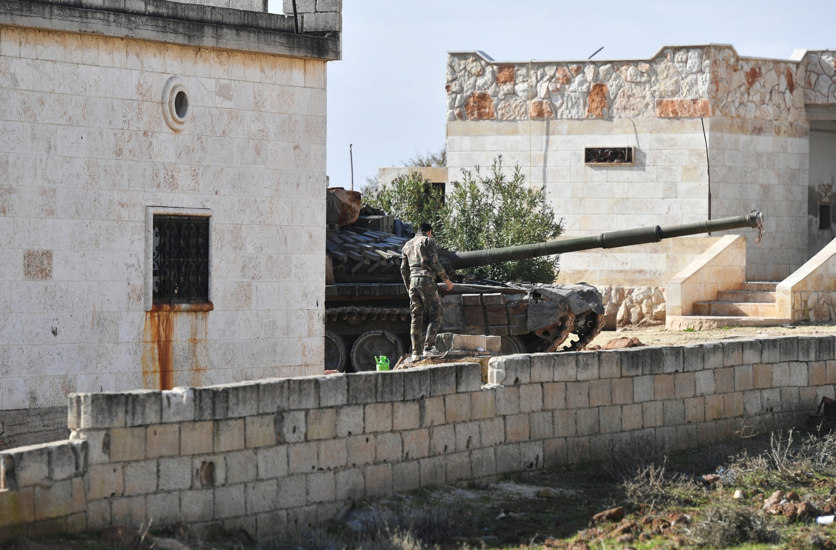 مركز المصالحة الروسي: الجيش السوري يصد هجوم مئات المسلحين قرب بلدة جرجناز بريف إدلب