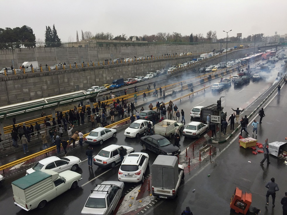 تغريدات: المحتجون يخرجون مجددا في إيران ويهتفون ضد السلطات