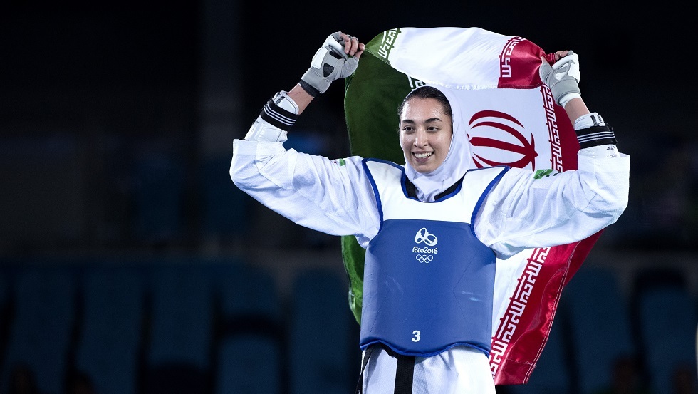 اللاعبة الإيرانية الوحيدة الفائزة بميدالية أولمبية تعلن رحيلها عن بلدها هربا من 