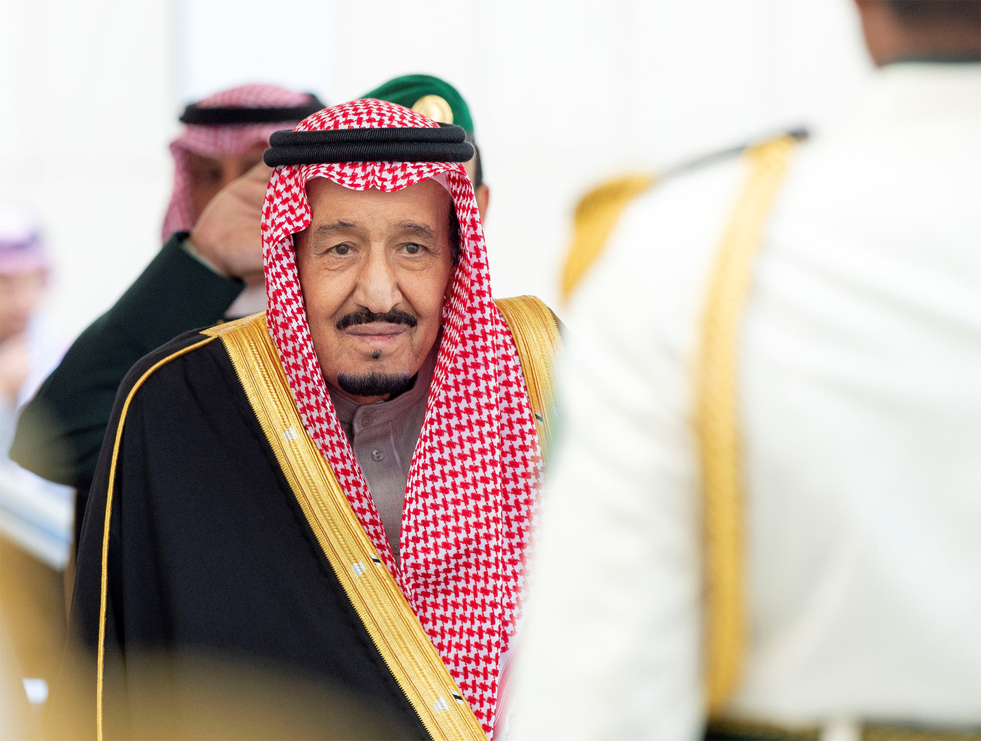 الملك سلمان يتوجه إلى سلطنة عمان ومحمد بن سلمان يتولى إدارة شؤون المملكة