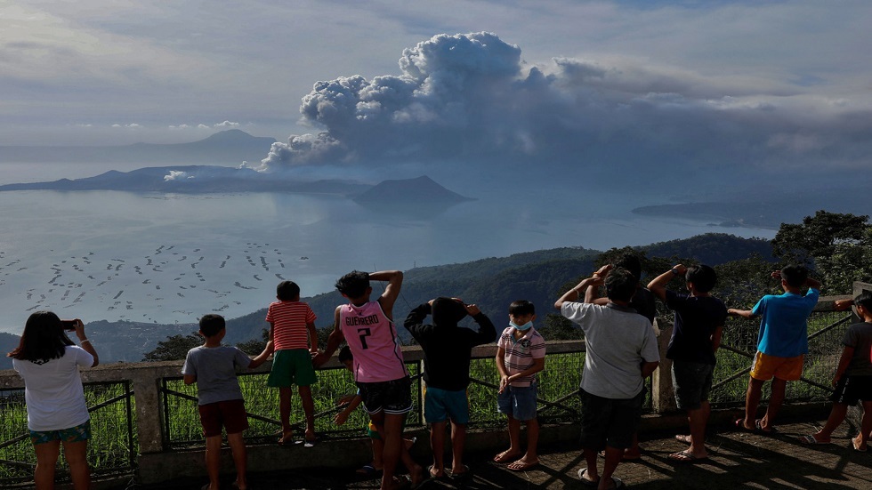 إجلاء الآلاف مع دوي انفجارات بثاني أنشط براكين الفلبين