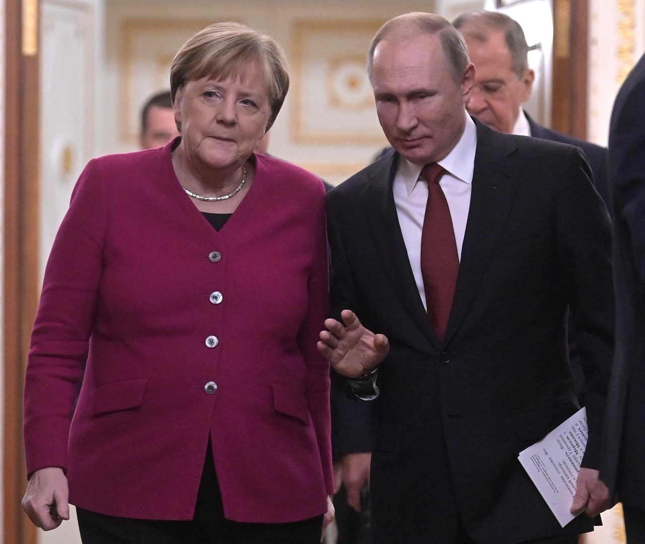 الكرملين: بوتين يطلع ميركل على سير مفاوضات موسكو حول ليبيا