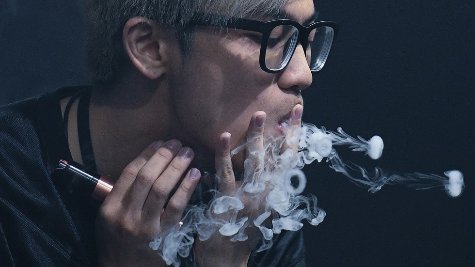 التدخين قد يؤدي إلى الجنون