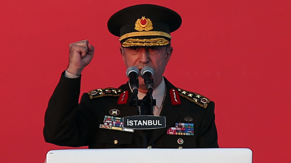 وزير الدفاع التركي يبحث مع مدير 