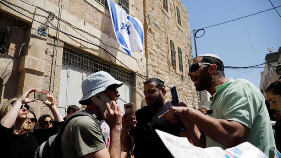 مشجعو فريق كرة قدم إسرائيلي يرفعون شعارا عنصريا بذيئا ضد العرب