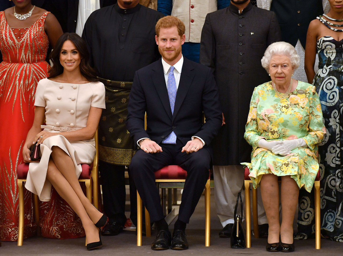 الملكة إليزابيث تعلن تجريد الأمير هاري وزوجته الألقاب الملكية