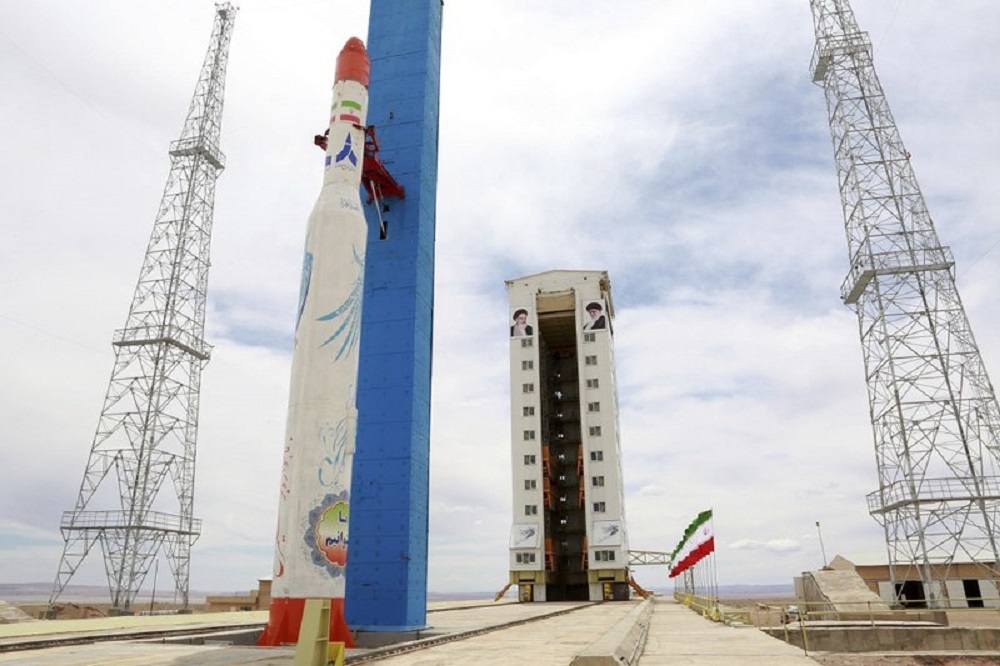 بعد محاولتين فاشلتين.. إيران تستعد لإطلاق قمرين صناعيين إلى الفضاء