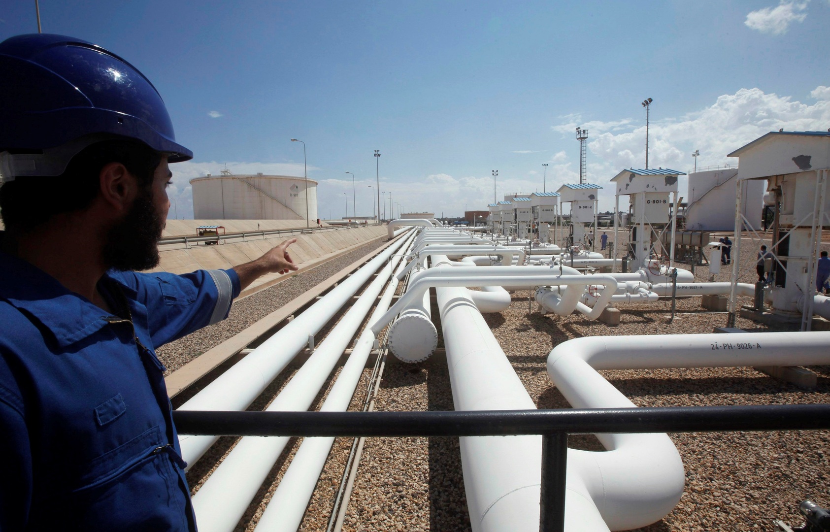 النفط يصعد بعد تعطل إنتاج ليبيا