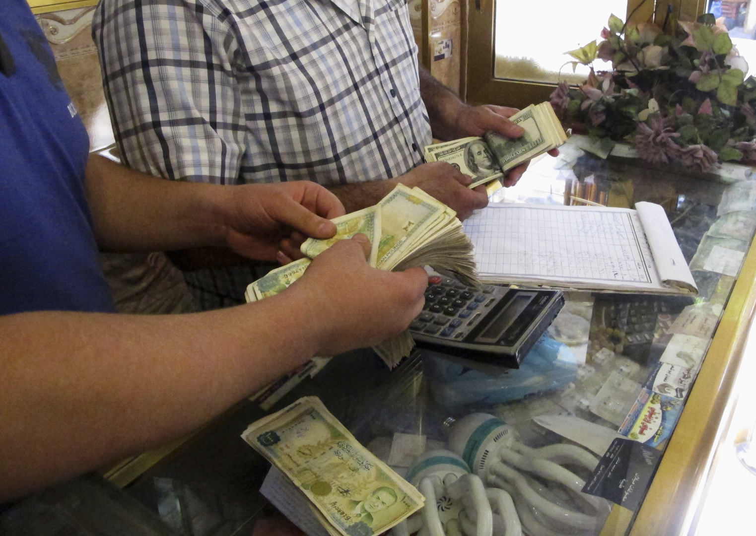 بالفيديو.. القبض على عدد من الأشخاص يقومون بتصريف العملات الأجنبية في سوريا
