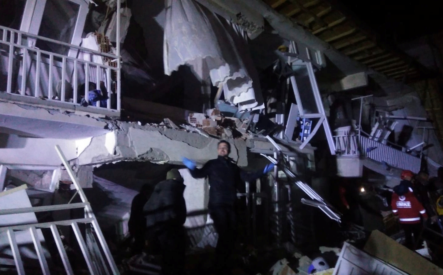 ارتفاع حصيلة ضحايا زلزال شرق تركيا إلى 14 قتيلا و270 جريحا