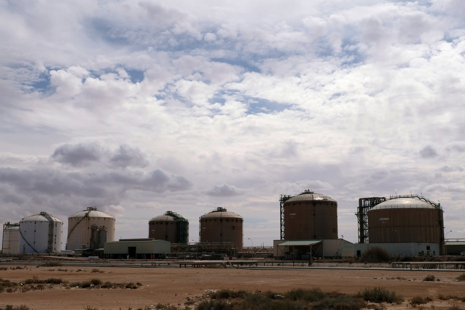انخفاض إنتاج النفط في ليبيا بمعدل 75% بسبب إغلاق الحقول والموانئ