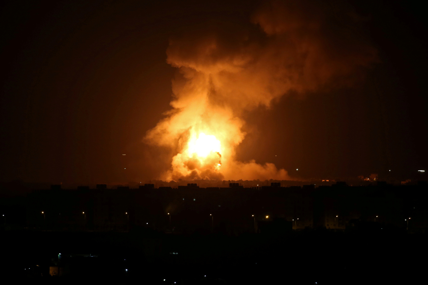 غارة إسرائيلية على غزة بعد إطلاق قذيفة من القطاع باتجاه إسرائيل