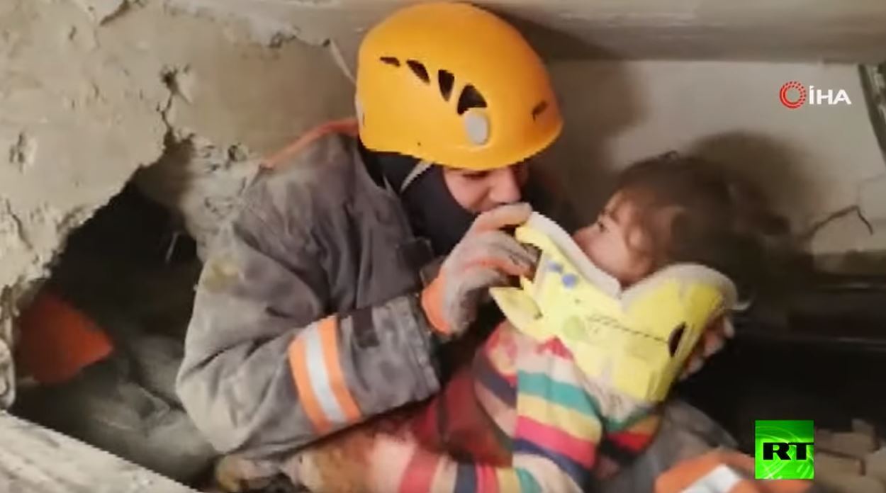 إنقاذ طفلة عمرها عامان قضت 24 ساعة تحت الأنقاض بعد زلزال تركيا