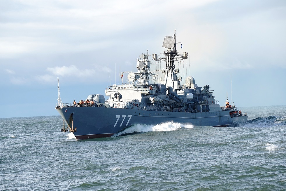 سفينة حربية روسية ترسو في ميناء صلالة