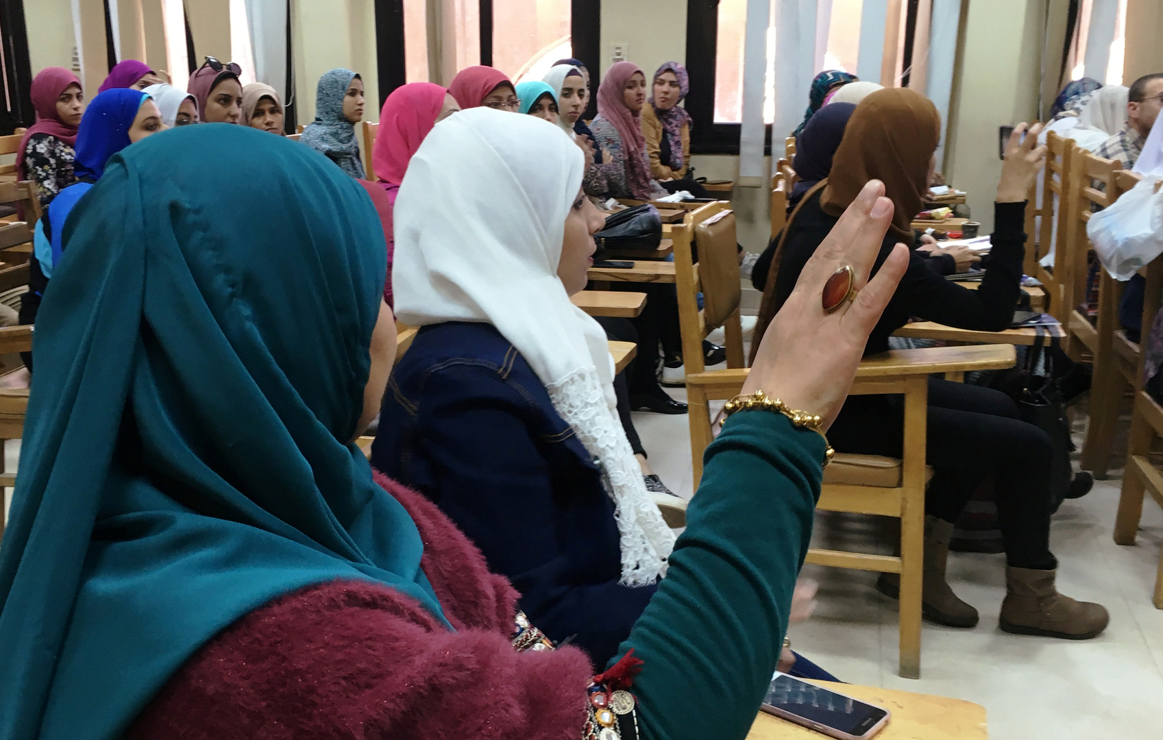 حكم قضائي بحظر ارتداء عضوات تدريس جامعة القاهرة النقاب