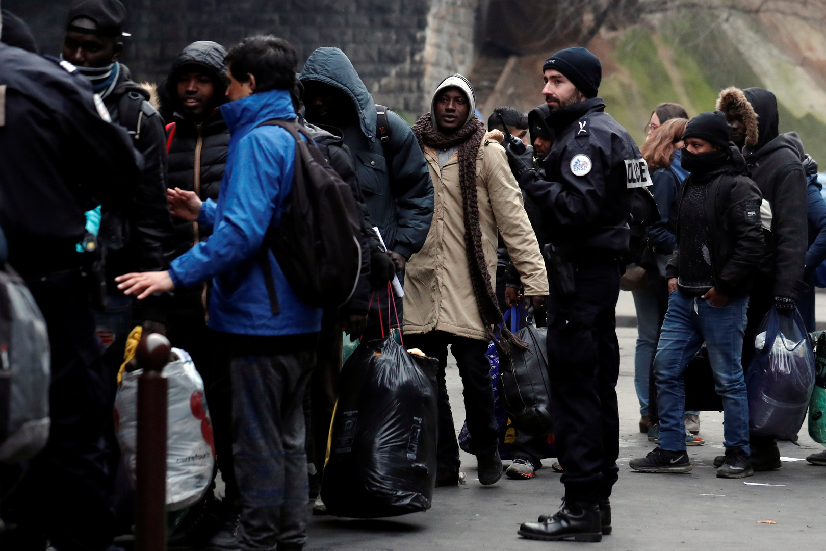 الشرطة الفرنسية تجلي مجددا مهاجرين من مخيم غير قانوني شمالي باريس