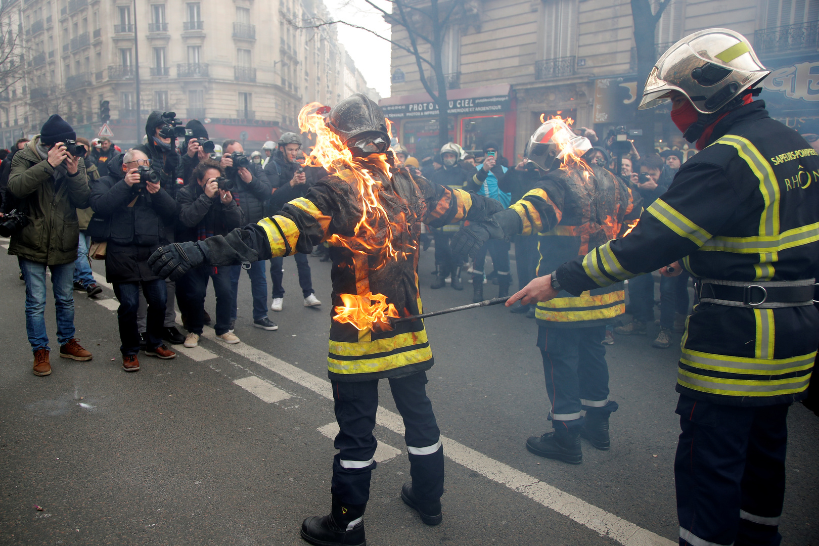 باريس... اشتباكات عنيفة بين الشرطة ورجال إطفاء خلفت 28 جريحا