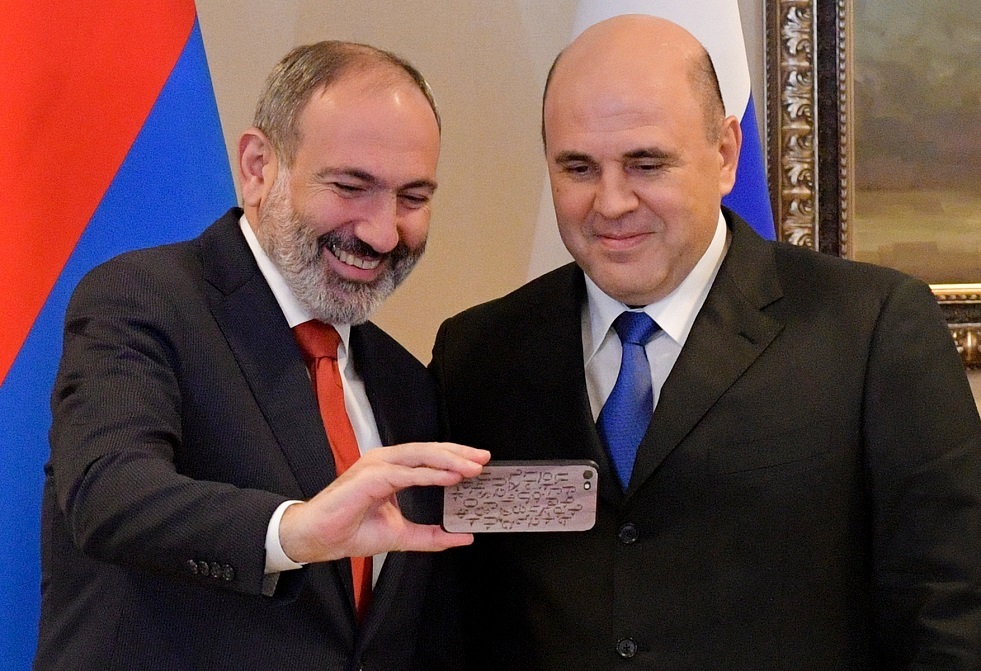 أول سيلفي لرئيس الوزراء الأرمني مع نظيره الروسي
