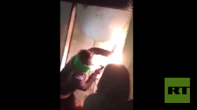 العراق.. محتجون يغلقون الدوائر الحكومية في النجف باللّحام (فيديو)
