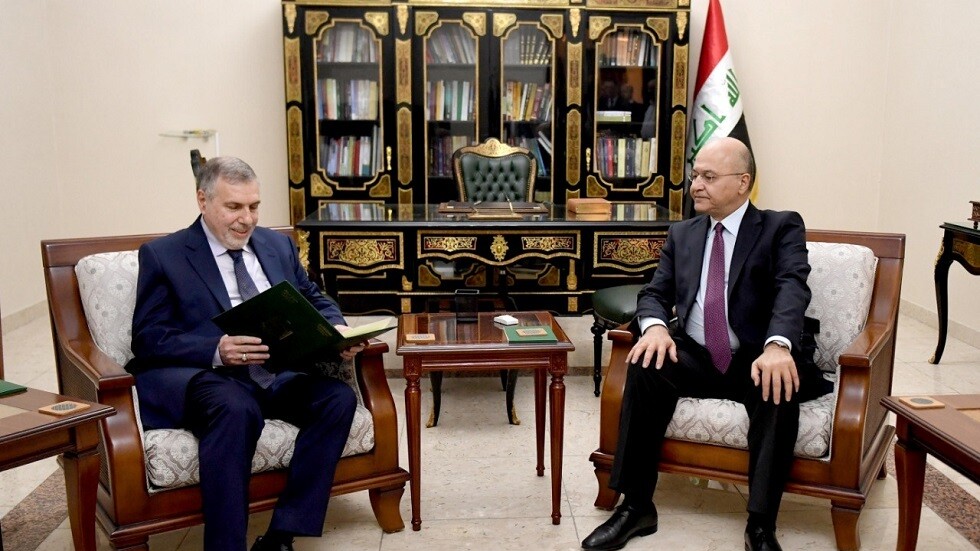 نائب عراقي يهاجم علاوي بعد انعكاس صورة شخصية مثيرة للجدل على زجاج مكتب الرئيس