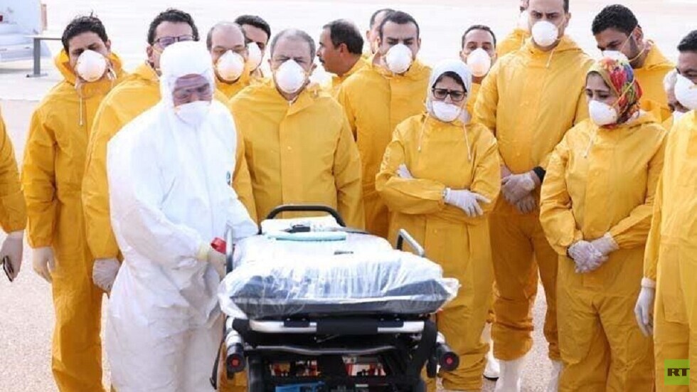 وزيرة الصحة المصرية ترتدي ملابس واقية لاستقبال المواطنين العائدين من الصين (صورة)