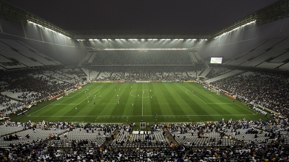 شاهد.. لاعب يركل مشجعا على رأسه