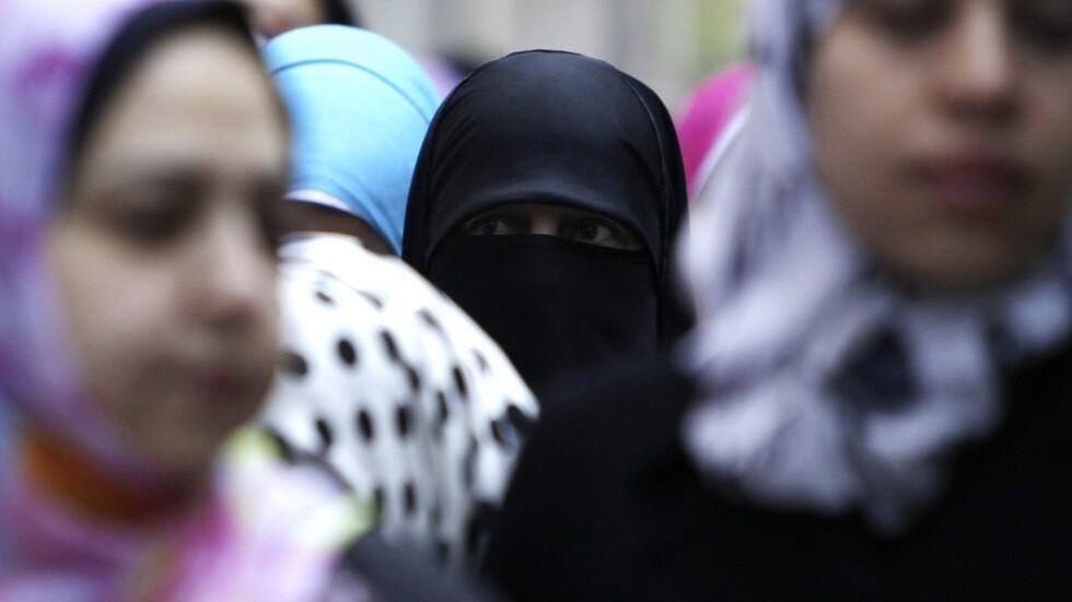 مصر.. قرار  لرئيس جامعة "عين شمس" يحظر النقاب (صورة)