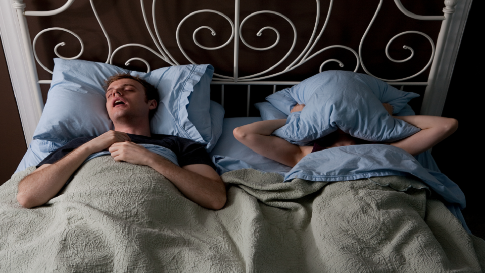 كيف يضر شخير شريكك بصحتك؟