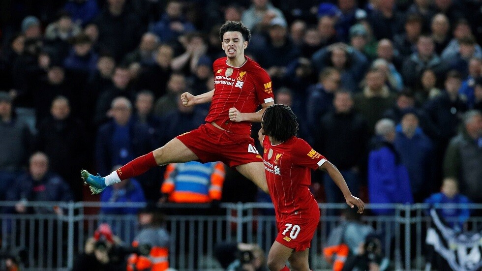 كورتيس جونز أمام فرصة لمعادلة إنجاز لويس سواريز (فيديو)