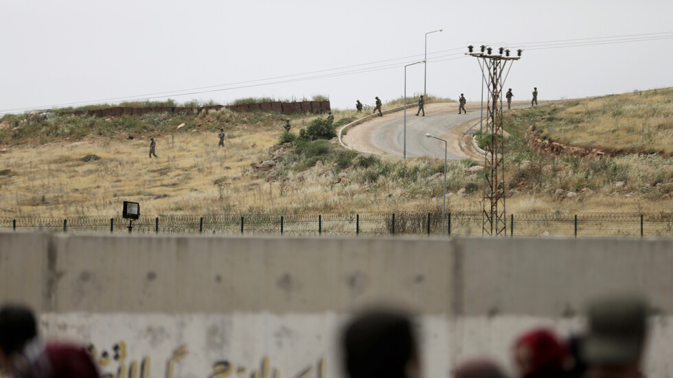 التلفزيون التركي: المدفعية التركية تقصف مواقع للجيش السوري