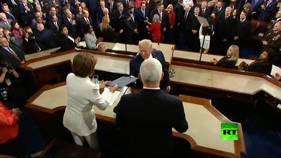 ترامب يتجاهل مصافحة بيلوسي ؟