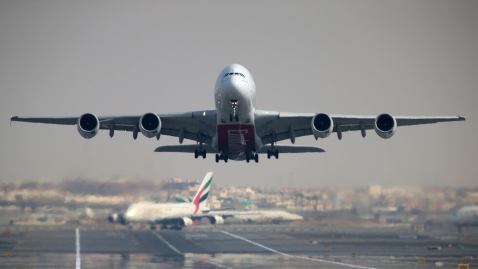 مطار دبي يسجل أول تراجع سنوي