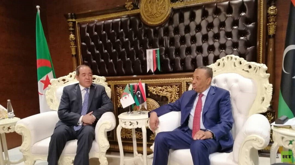 وزير الخارجية الجزائري يصل إلى بنغازي ويلتقي رئيس الحكومة الليبية المؤقتة في طبرق