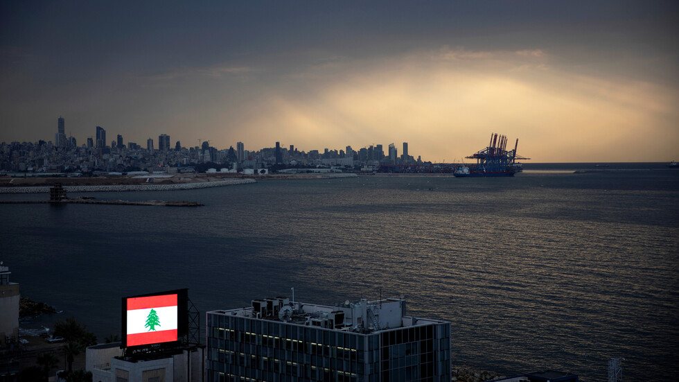 وصول باخرة دعم لوجستي إلى مرفأ بيروت تمهيدا لبدء التنقيب عن الغاز (فيديو)