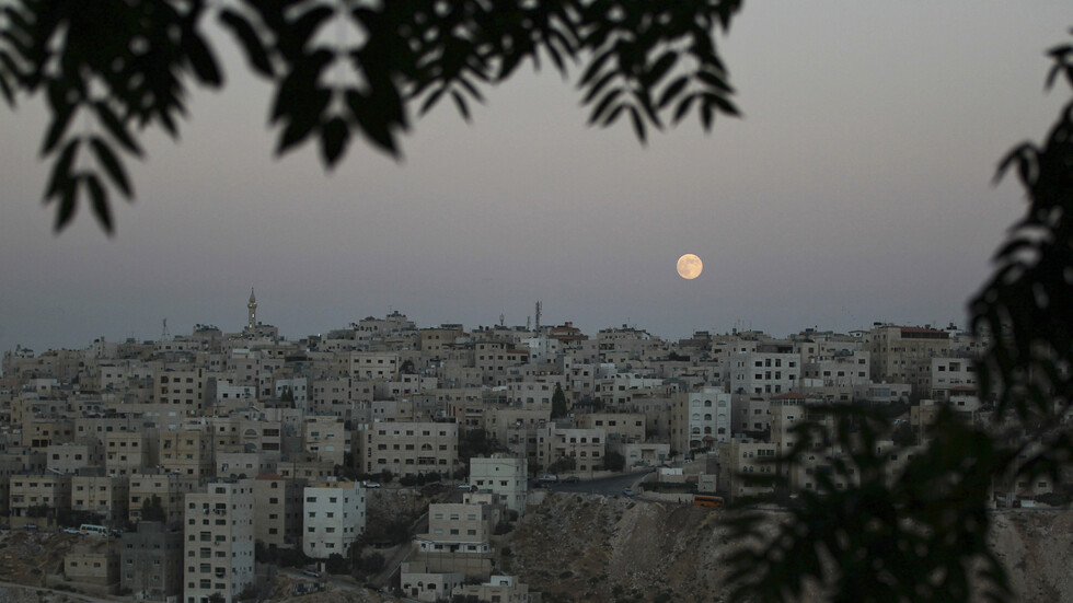 الأردن.. مغادرة 43 شخصا الحجر لخلوهم من 