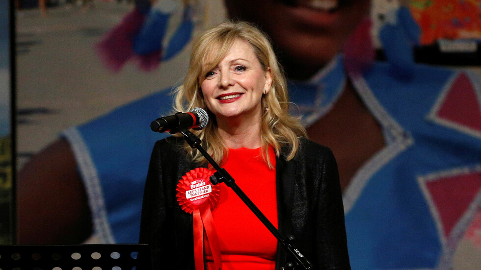 وزيرة الثقافة البريطانية تثير جدلا بفستانها داخل المجلس