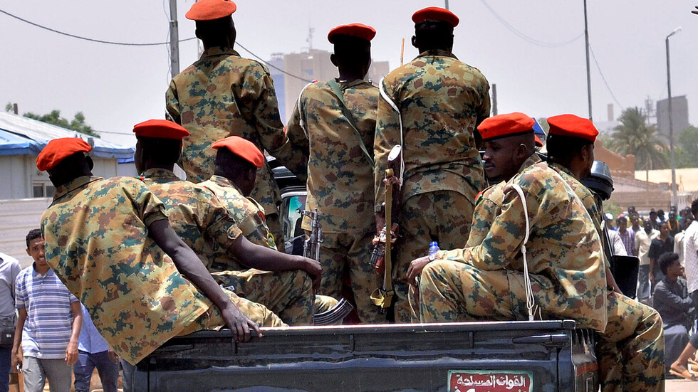 "تجمع المهنيين السودانيين" يرفض تجاوز الجيش لمهامه وتدخله بالسياسة