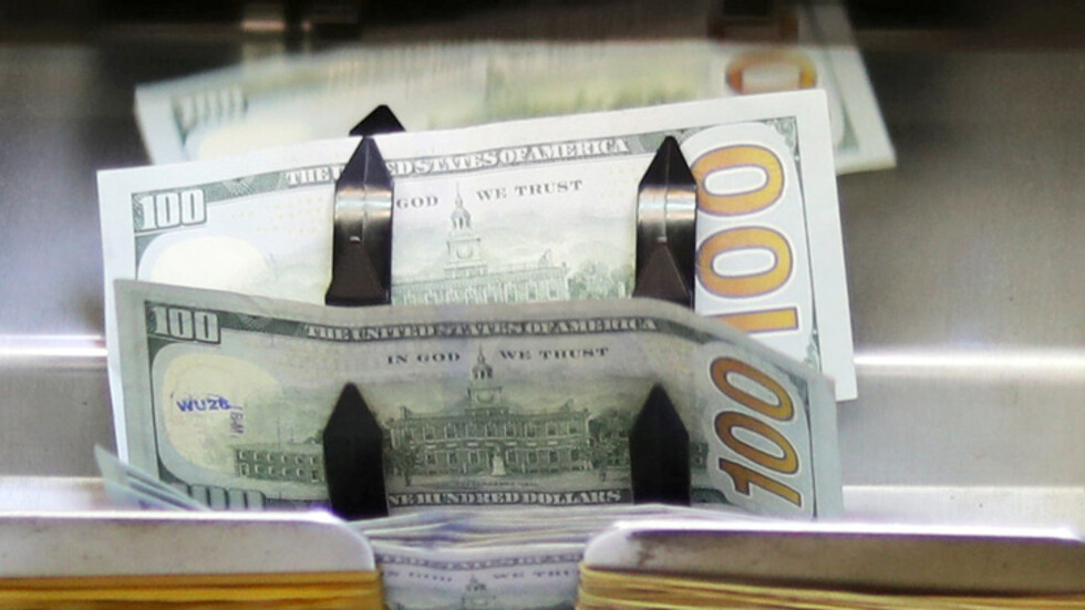 الدولار يواصل التراجع أمام الجنيه في مصر