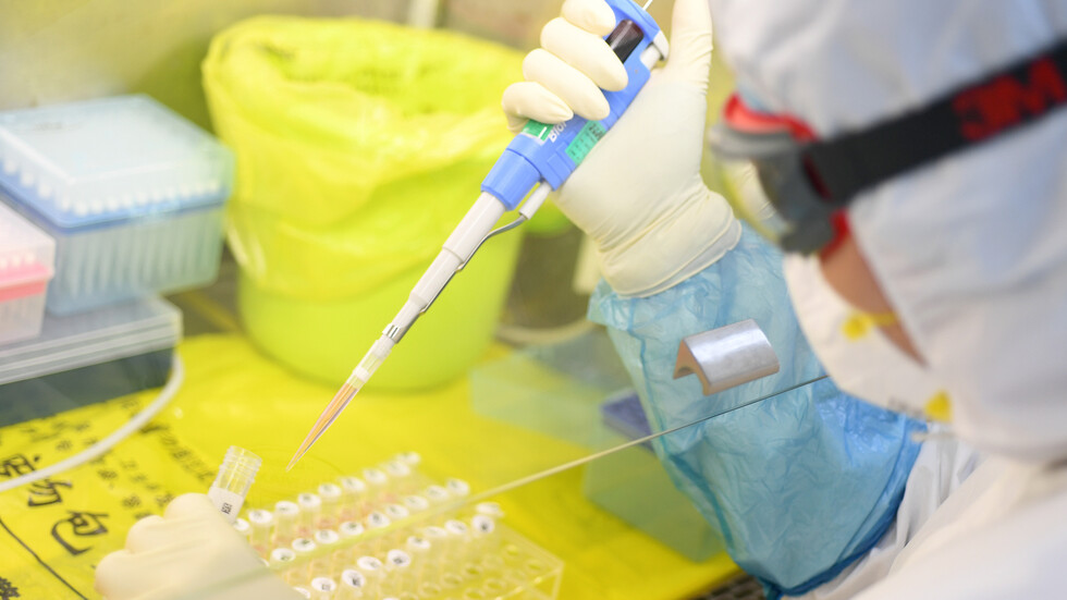 الأطباء الصينيون يتمكنون من معالجة المصاب الأكبر سنا بفيروس 